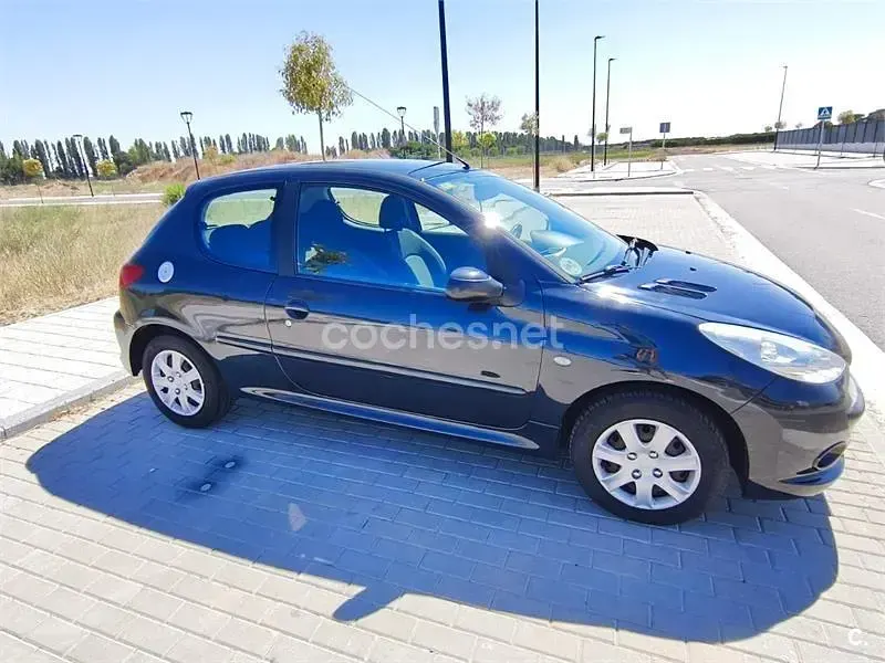 Usado Peugeot 206+ 70 CV (51 kW) 2012 Negro Utilitario