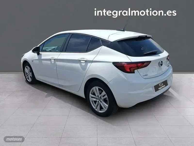 Usado Opel Astra Selective 104 CV (76 kW) 2017 Blanco Berlina