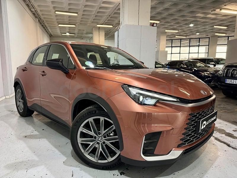 Usado Lexus LBX 136 CV (100 kW) 2025 Gris / plata SUV