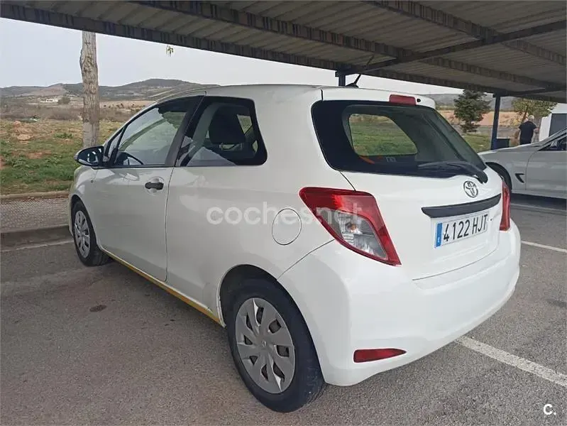 Usado Toyota Yaris Live 90 CV (66 kW) 2012 Blanco Utilitario