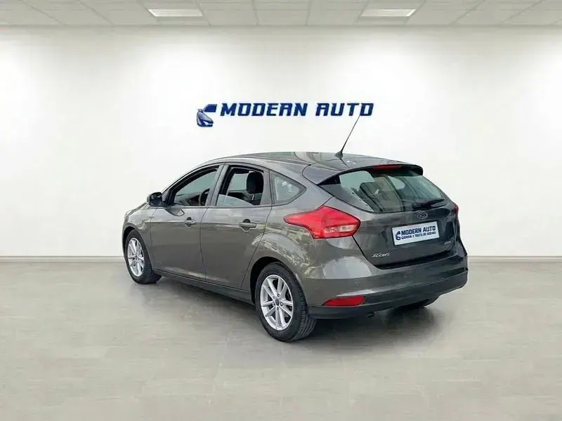Usado Ford Focus Titanium 125 CV (91 kW) 2016 Gris / plata Berlina