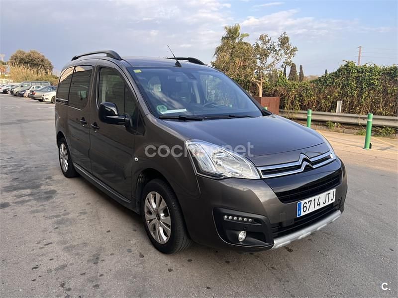 Usado Citroën Berlingo Feel 110 CV (80 kW) 2016 Marrón Monovolumen