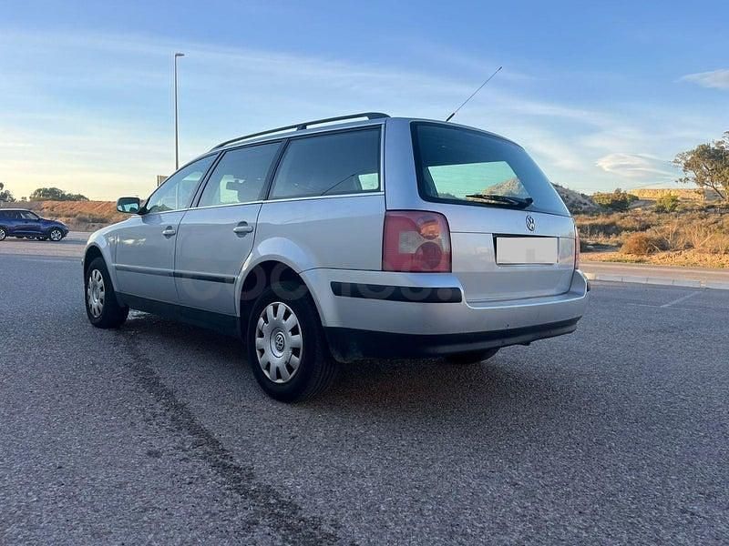 Usado VW Passat Trendline 130 CV (95 kW) 2002 Gris / plata Familiar