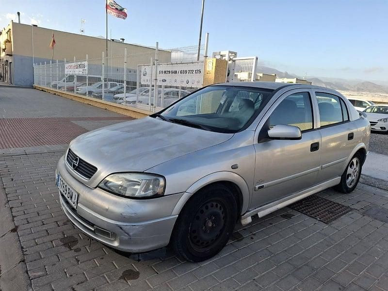 Usado Opel Astra Comfort 82 CV (60 kW) 2000 Gris / plata Berlina