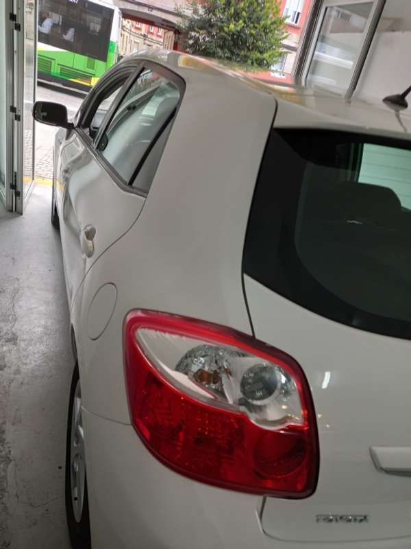 Usado Toyota Auris Hybrid 101 CV (74 kW) 2011 Blanco Utilitario