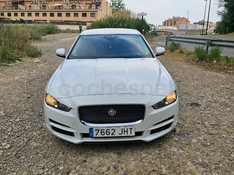 Usado Jaguar XE 180 CV (132 kW) 2015 Blanco Berlina