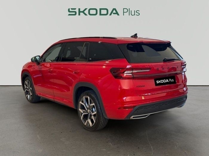 Rojo Usado 2024 Skoda Kodiaq SportLine SUV | 44.990 € - Imagen 1/4