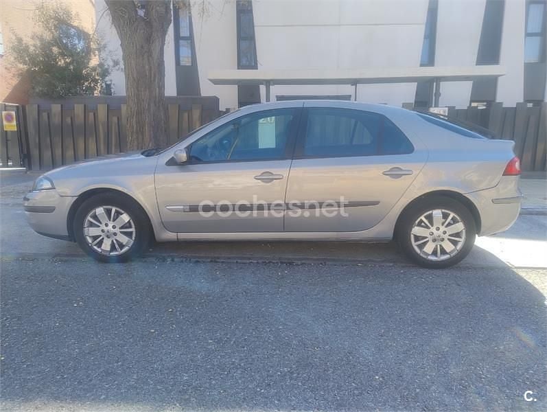 Usado Renault Laguna II Dynamique 130 CV (95 kW) 2006 Gris / plata Berlina