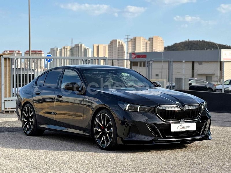 Gris / plata Usado 2024 BMW 520 Comfort Edition Berlina | 59.990 € - Imagen 1/4