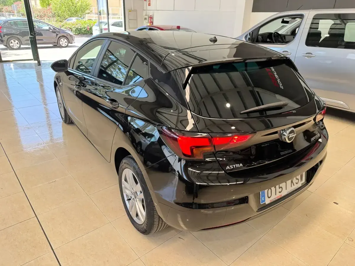 Usado Opel Astra Selective 110 CV (80 kW) 2019 Negro Utilitario