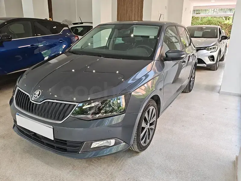 Usado Skoda Fabia Ambition 110 CV (80 kW) 2021 Gris / plata Utilitario