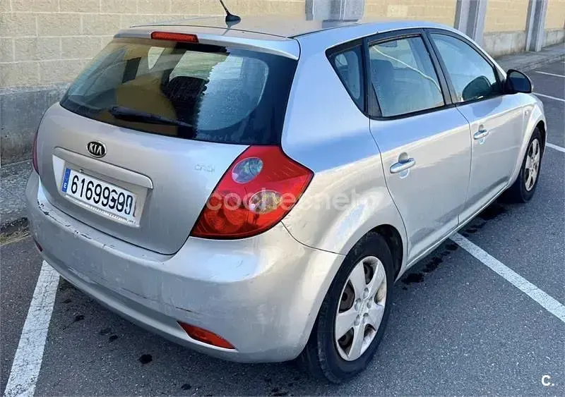 Usado Kia Ceed 90 CV (66 kW) 2008 Gris / plata Utilitario