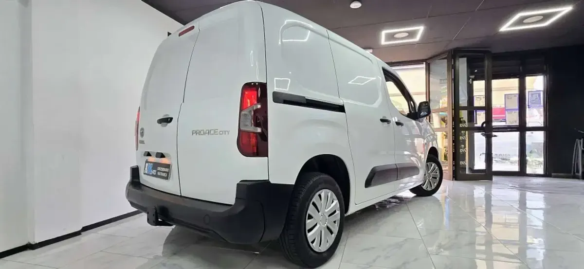 Usado Toyota Proace 101 CV (74 kW) 2022 Blanco Monovolumen