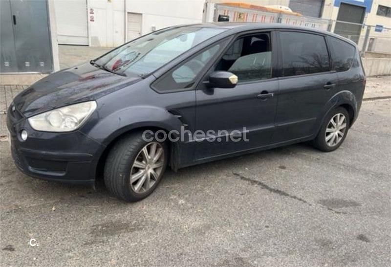 Begagnad Ford S-MAX Trend 140 HK (102 kW) 2007 Grå Minibuss