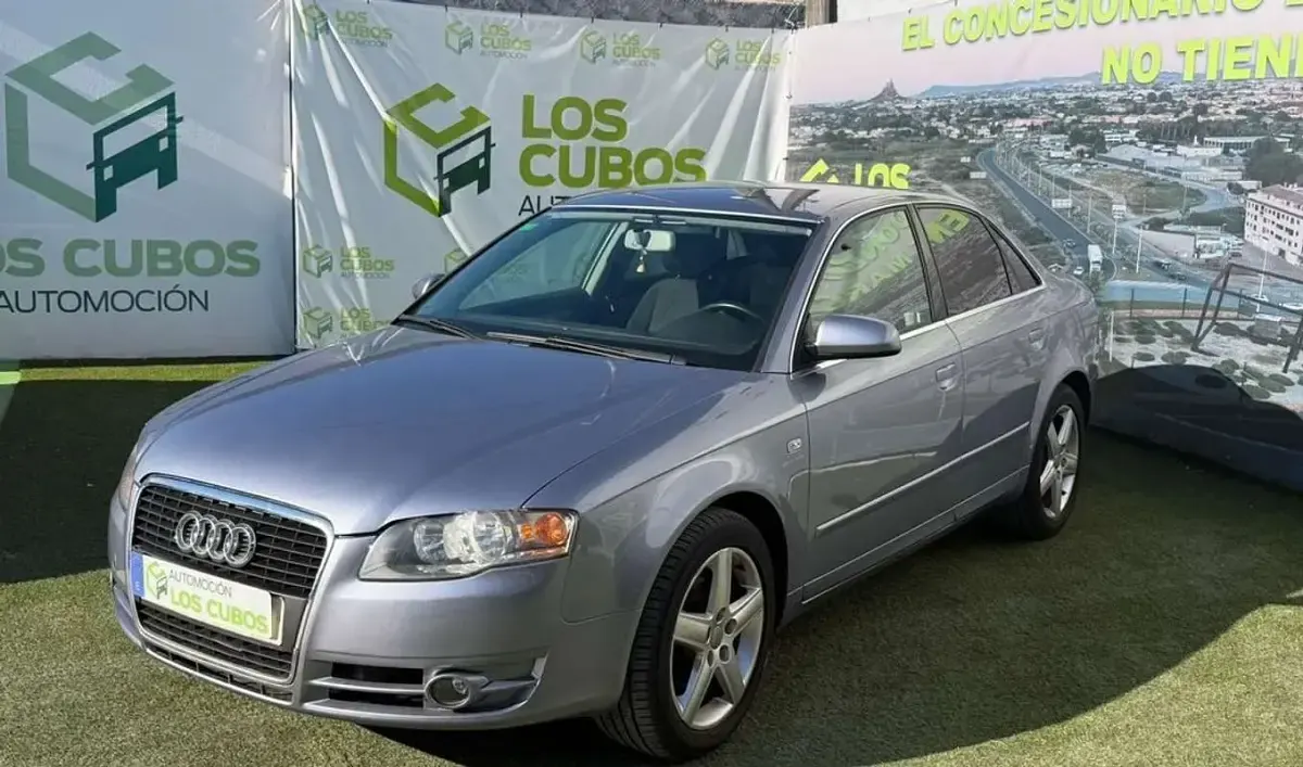 Usado Audi A4 140 CV (102 kW) 2004 Gris Berlina