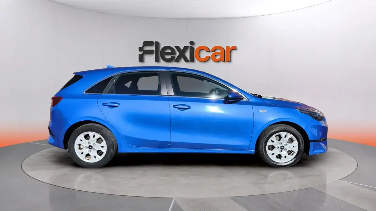 Usado Kia Ceed 136 CV (100 kW) 2023 Azul Utilitario