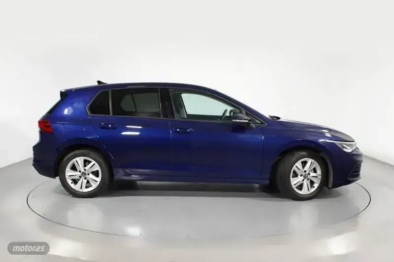 Usado VW Golf VIII Life 110 CV (80 kW) 2020 Azul Berlina