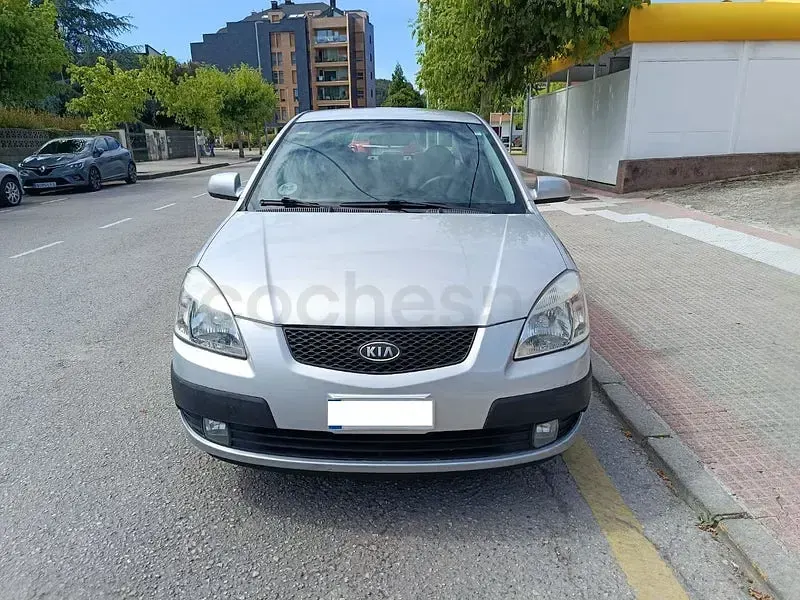 Usado Kia Rio EX 110 CV (80 kW) 2006 Gris / plata Berlina