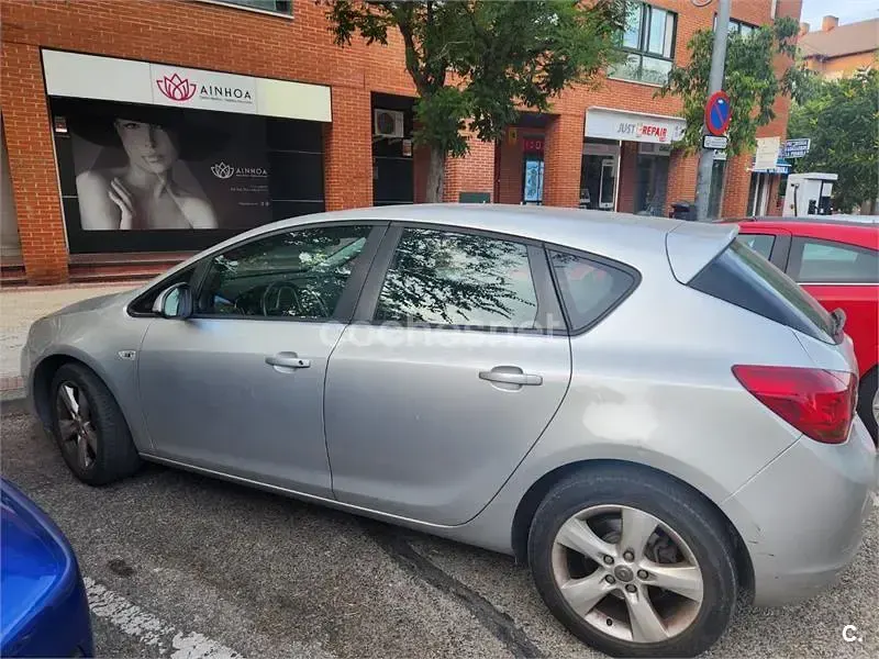 Usado Opel Astra Enjoy 110 CV (80 kW) 2012 Gris / plata Berlina