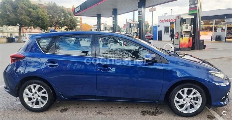 Usado Toyota Auris Active 116 CV (85 kW) 2015 Azul Berlina