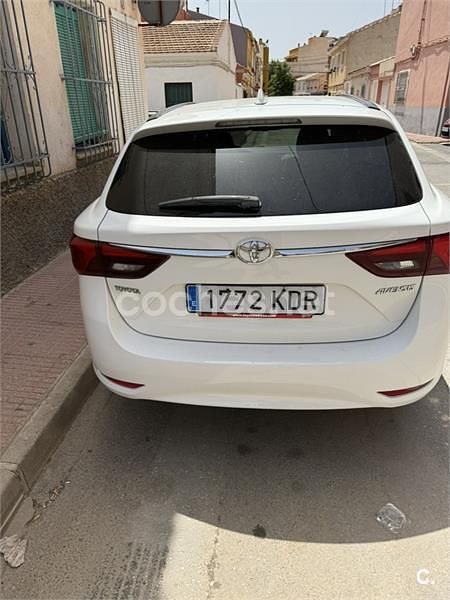 Blanco Usado 2017 Toyota Avensis Advance Familiar | 9000 € (Precio justo) - Imagen 1/4