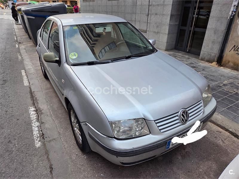 Gris / plata Usado 2001 VW Bora Conceptline Berlina | 1300 € - Imagen 1/4