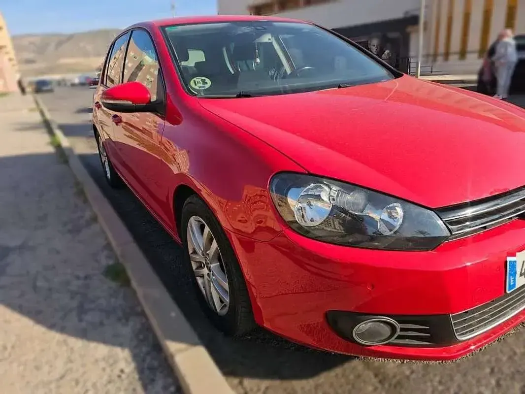 Usado VW Golf VI 110 CV (80 kW) 2009 Rojo Berlina