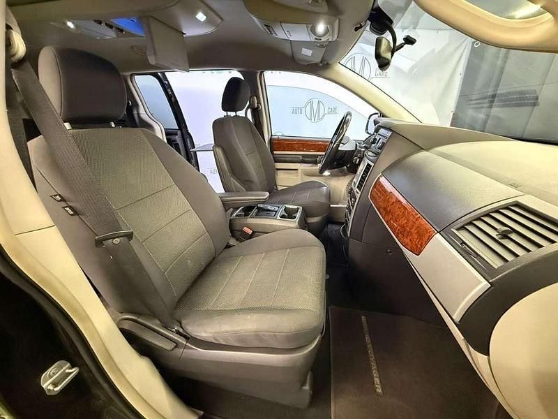 Usado Chrysler Voyager Touring 163 CV (119 kW) 2010 Negro Monovolumen