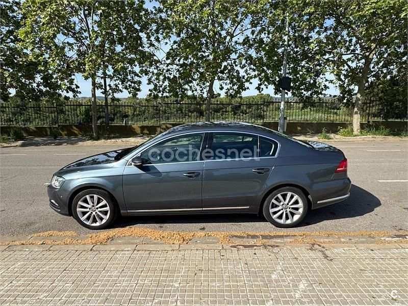 Usado VW Passat Highline 140 CV (102 kW) 2011 Gris / plata Berlina