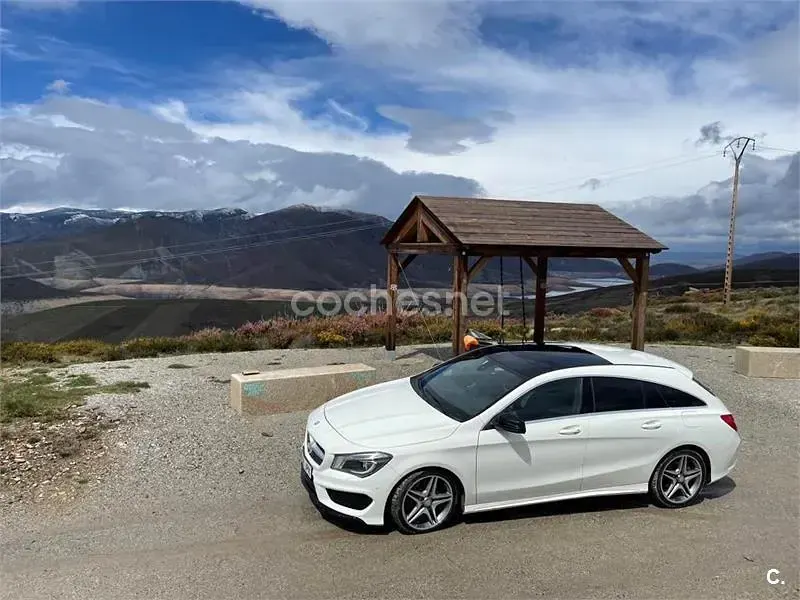 Usado Mercedes CLA220 Shooting Brake AMG line 177 CV (130 kW) 2016 Blanco Familiar