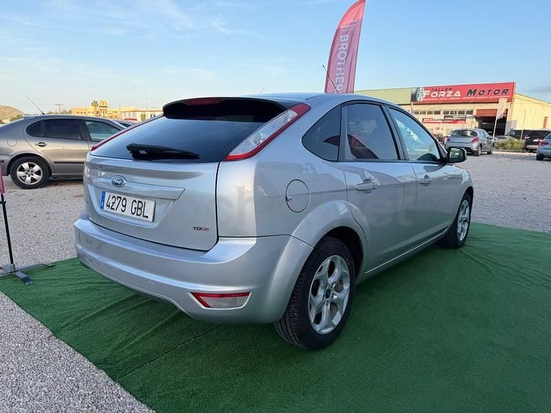 Usado Ford Focus Trend 109 CV (80 kW) 2008 Gris / plata Berlina