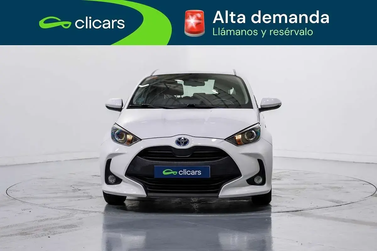 Usado Toyota Yaris Hybrid Active 75 CV (55 kW) 2021 Blanco Berlina