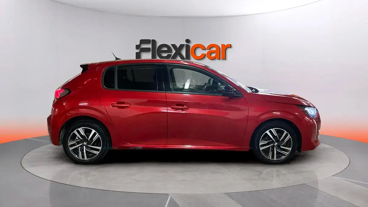 Usado Peugeot 208 Allure 101 CV (74 kW) 2023 Rojo Utilitario
