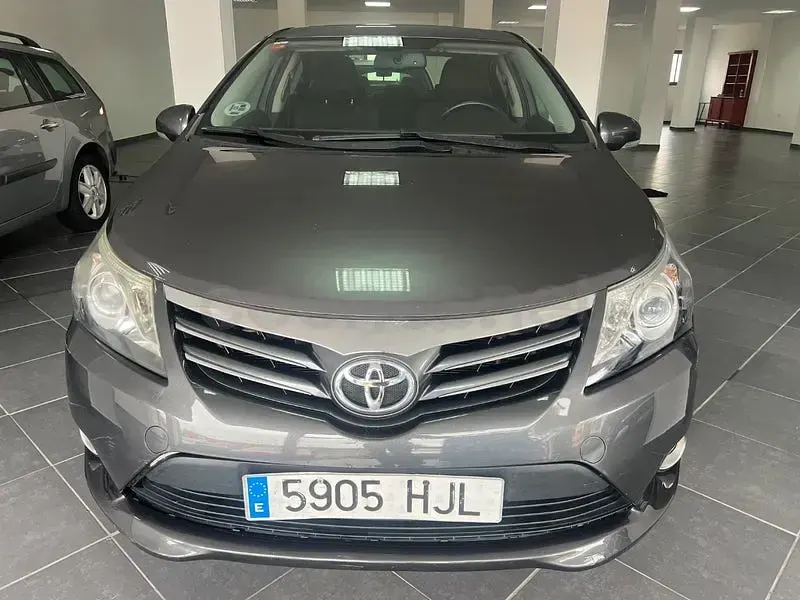Usado Toyota Avensis Comfort 124 CV (91 kW) 2012 Gris / plata Berlina