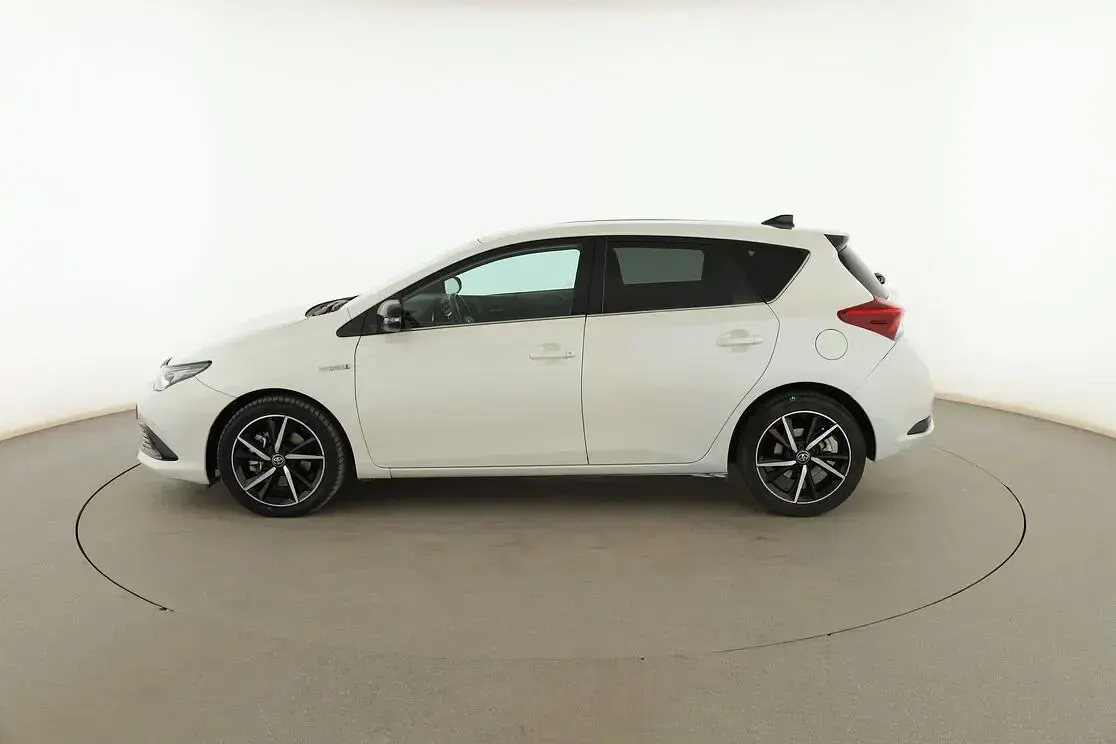Usado Toyota Auris Hybrid Edition 136 CV (100 kW) 2017 Blanco Berlina