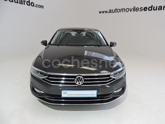 Usado VW Passat Executive 120 CV (88 kW) 2020 Gris / plata Berlina