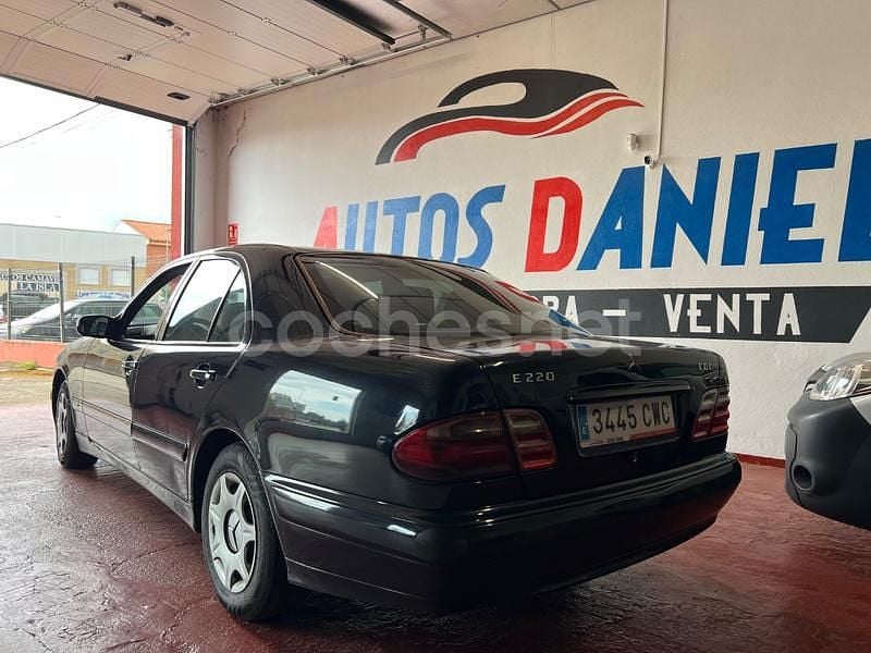 Usado Mercedes E220 Avantgarde 143 CV (105 kW) 2002 Azul Berlina