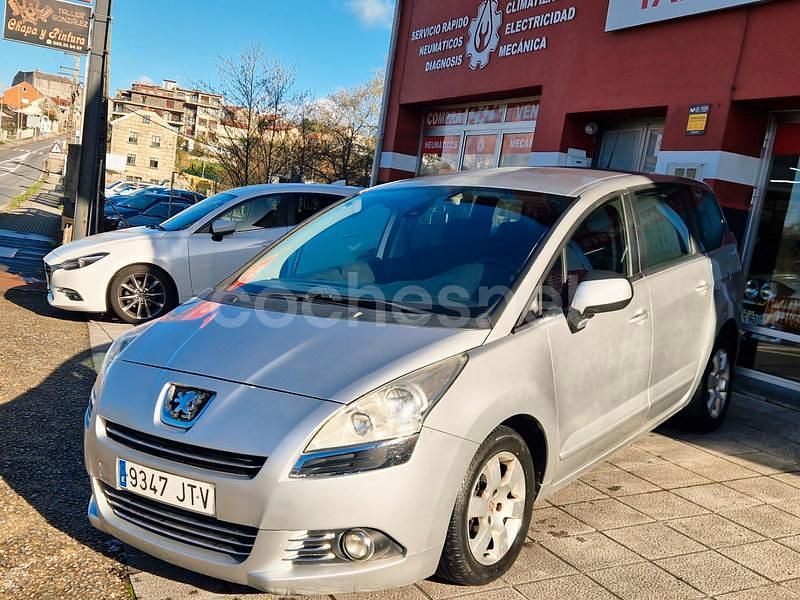 Usado Peugeot 5008 Active 112 CV (82 kW) 2011 Gris / plata Monovolumen