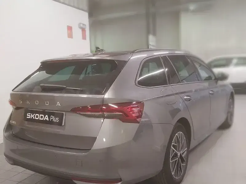 Usado Skoda Octavia Selection 150 CV (110 kW) 2024 Gris / plata Familiar