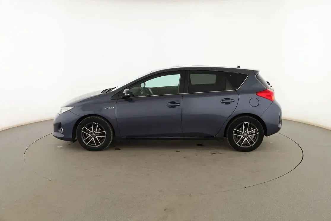 Usado Toyota Auris Hybrid Active 136 CV (100 kW) 2015 Azul Berlina