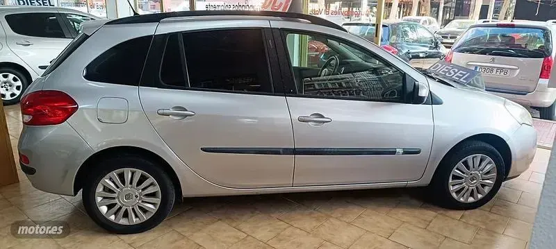 Usado Renault Clio 89 CV (65 kW) 2011 Plateado Familiar