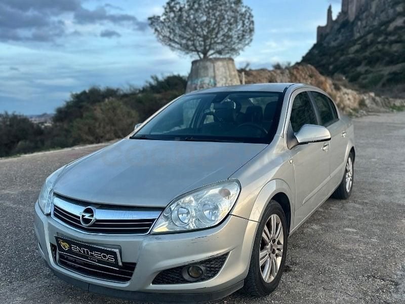 Usado Opel Astra Cosmo 110 CV (80 kW) 2011 Gris / plata Berlina
