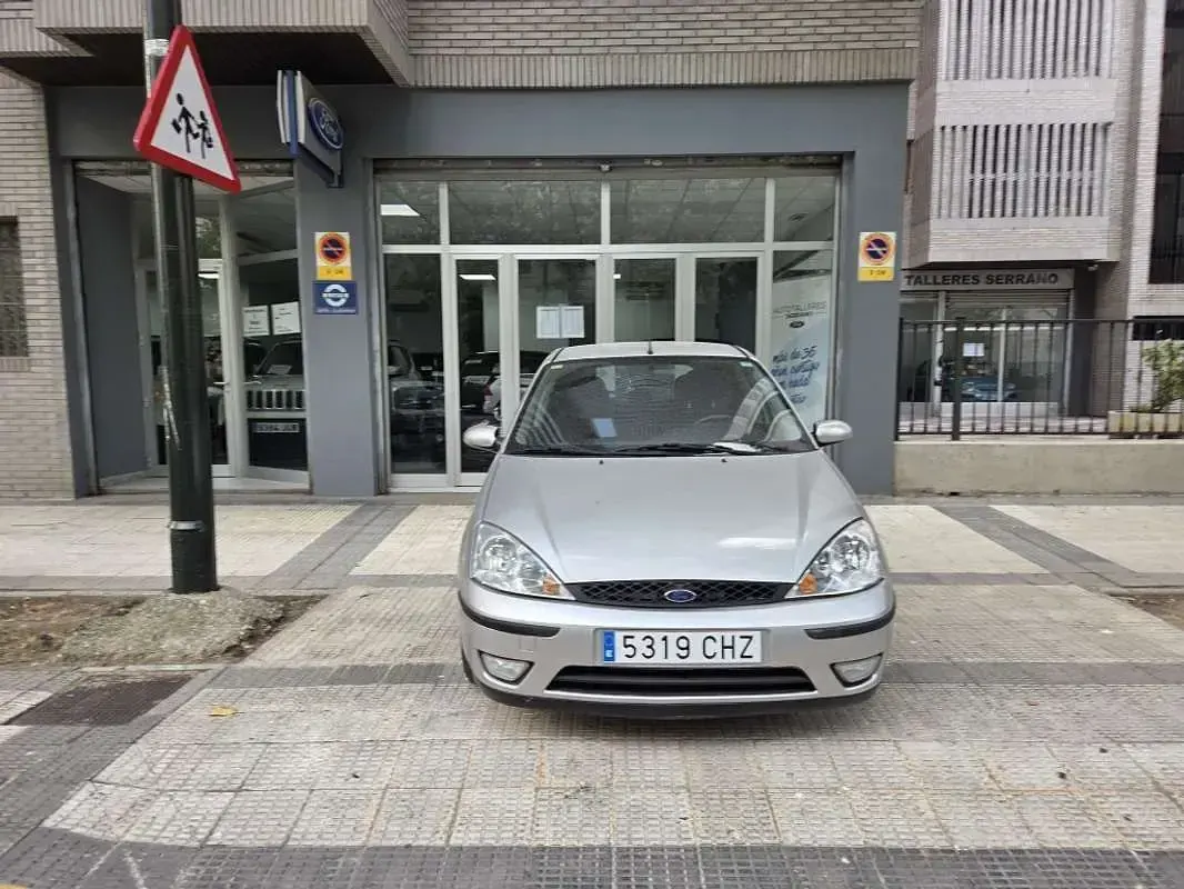 Usado Ford Focus Trend 115 CV (84 kW) 2003 Plateado Utilitario