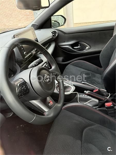 Usado Toyota Yaris 261 CV (191 kW) 2021 Rojo Utilitario