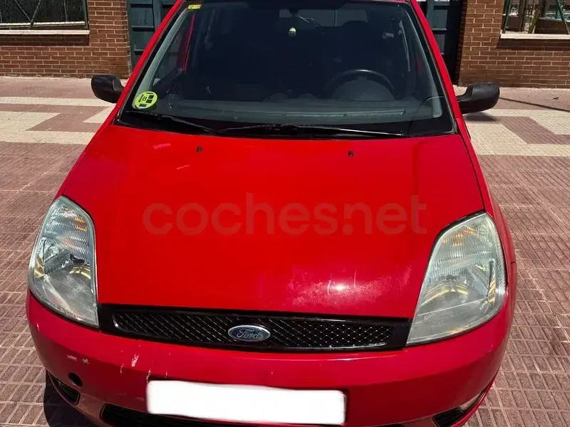 Usado Ford Fiesta Trend 80 CV (58 kW) 2004 Rojo Utilitario