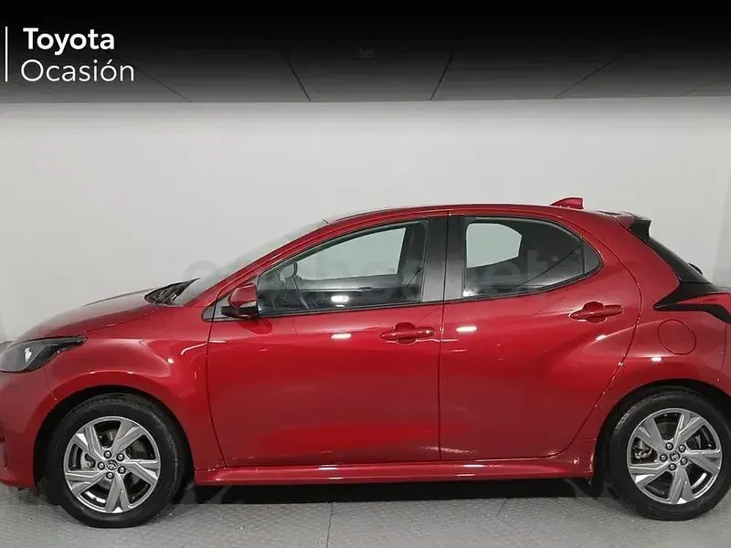Usado Toyota Yaris Hybrid Active 116 CV (85 kW) 2025 Rojo Berlina