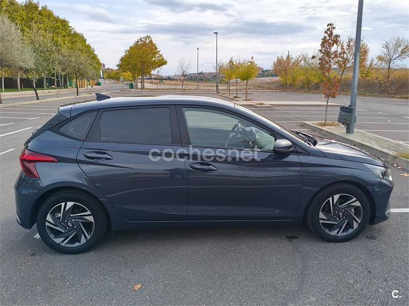 Gris / plata Usado 2022 Hyundai i20 Berlina | 13.990 € (Buen precio) - Imagen 1/4
