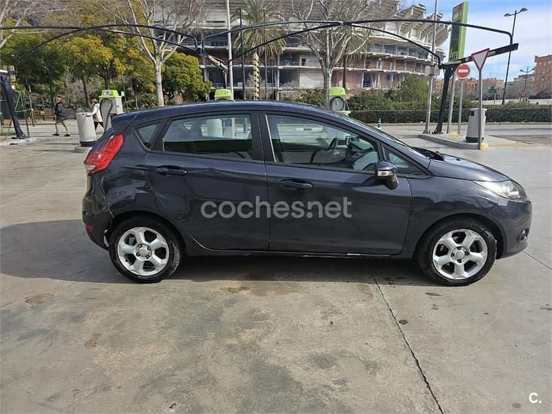 Usado Ford Fiesta Ambiente 68 CV (50 kW) 2008 Gris / plata Utilitario