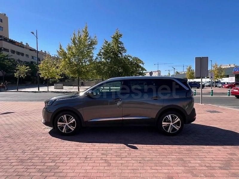 Usado Peugeot 5008 Allure 130 CV (95 kW) 2022 Gris / plata SUV