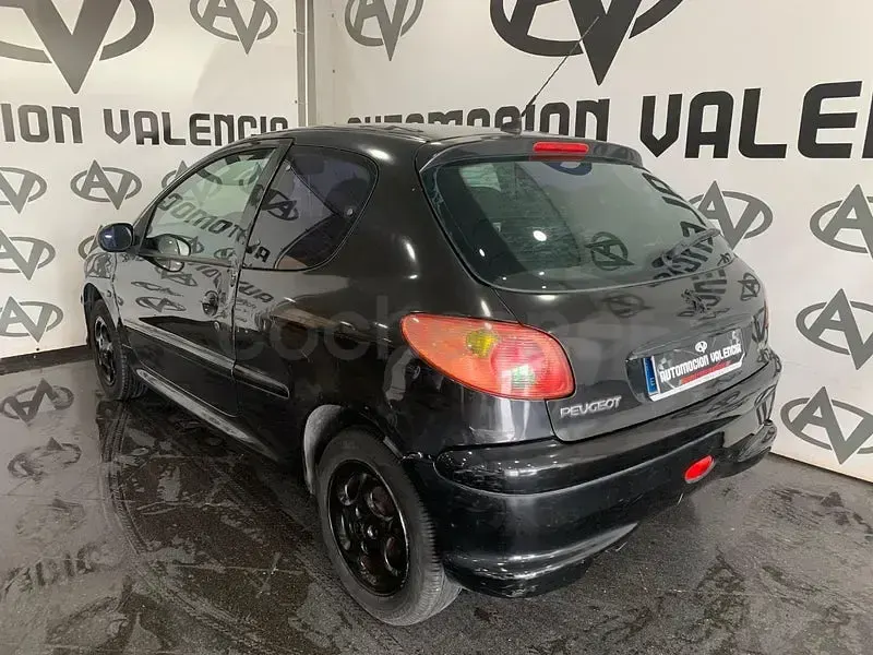 Usado Peugeot 206 75 CV (55 kW) 2003 Negro Berlina